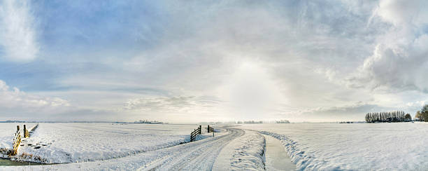 извилистая winter road - polder стоковые фото и изображения