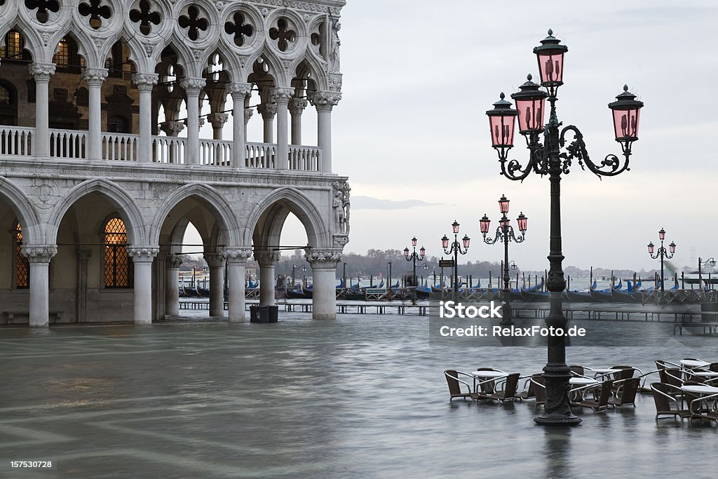 Powódź rano w St. Mark's Square w Wenecji - Zbiór zdjęć royalty-free (Wenecja - Włochy)