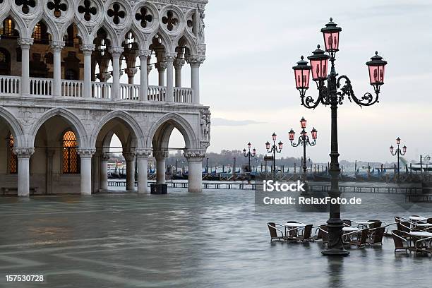 Foto de Enchente Ao Amanhecer Na Da Praça De São Marcos Em Veneza e mais fotos de stock de Veneza - Itália