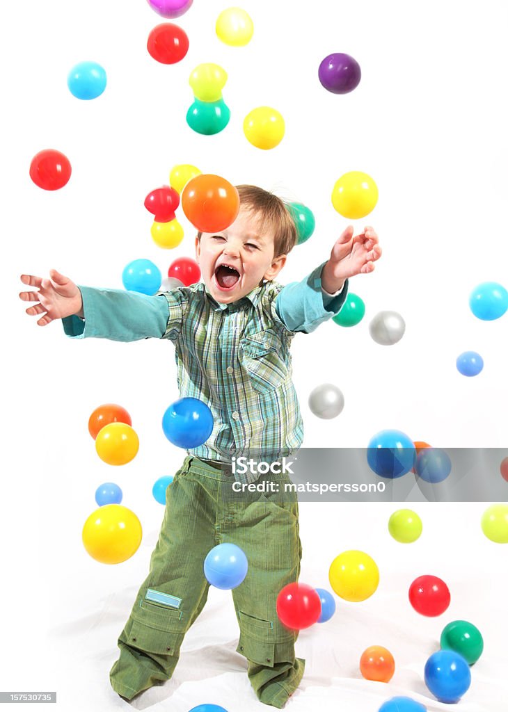 Feliz rapaz a ser rained pela bolas coloridas - Royalty-free Criança Foto de stock