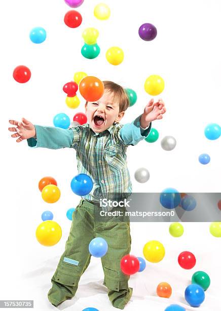 Feliz Rapaz A Ser Rained Pela Bolas Coloridas - Fotografias de stock e mais imagens de Criança - Criança, De Corpo Inteiro, Infância