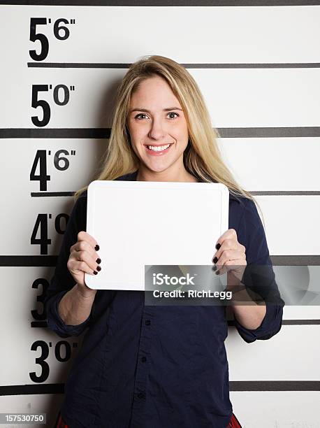 Mugshot Di Una Scuola Ragazza - Fotografie stock e altre immagini di Identificazione di individui sospetti - Identificazione di individui sospetti, Adulto, Allegro