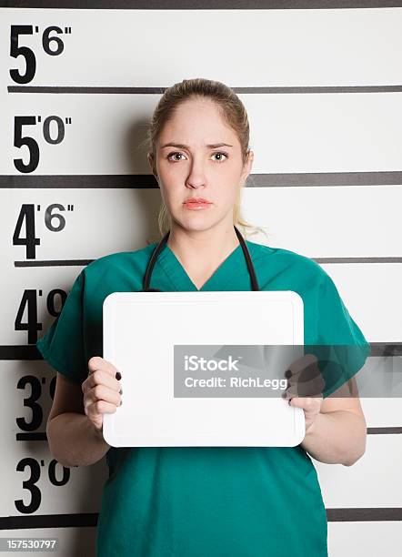 Mugshot Di Un Operatore Sanitario - Fotografie stock e altre immagini di Foto segnaletica - Foto segnaletica, Medico, Donne