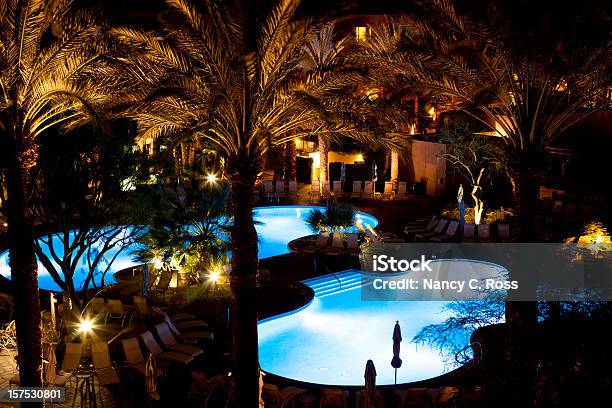 Piscinas Del Resort Por La Noche Con Palmeras Foto de stock y más banco de imágenes de Noche - Noche, Piscina Exterior, Agua