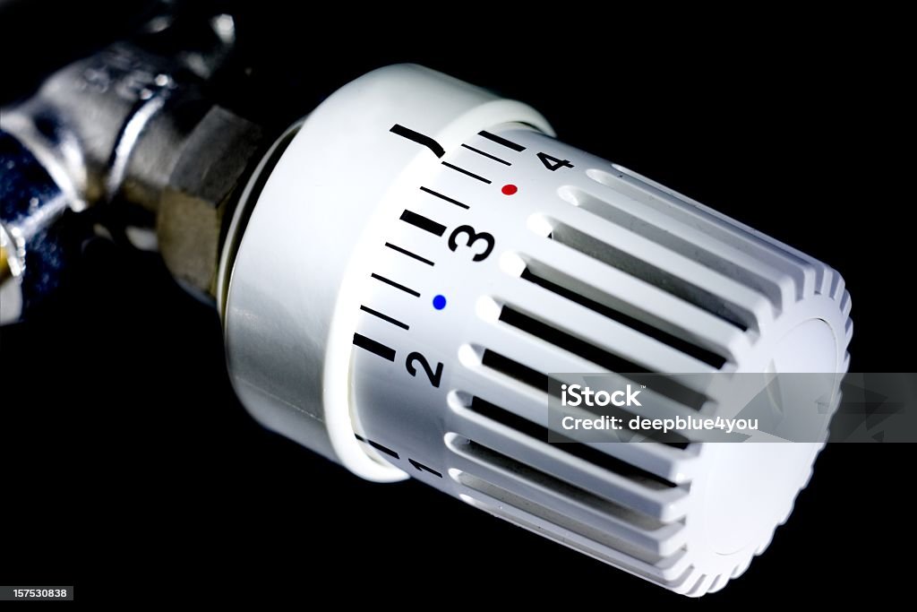 Riscaldatore e termostato su sfondo nero - Foto stock royalty-free di Termosifone