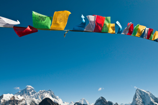 Monte Everest Cumbre vibrante budista oración flags flying blue sky photo
