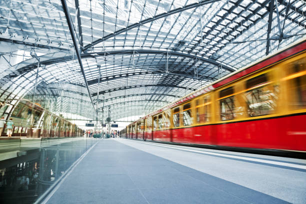 treno della metropolitana di berlino - central berlin foto e immagini stock