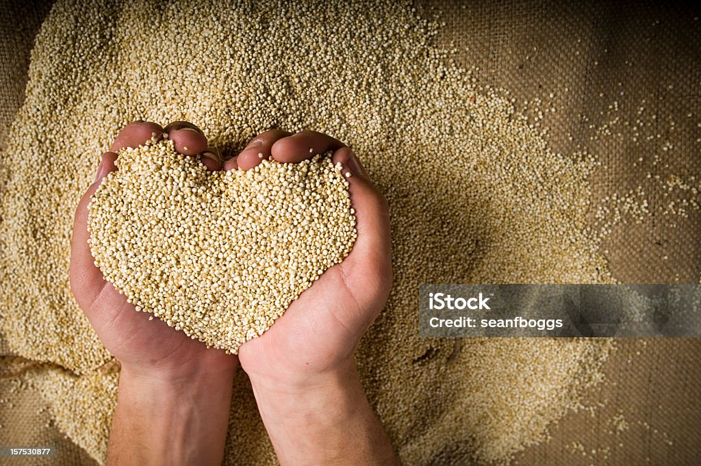Orgánicos en forma de corazón nutritivas quinua conjunto de manos granulado - Foto de stock de Quinua libre de derechos