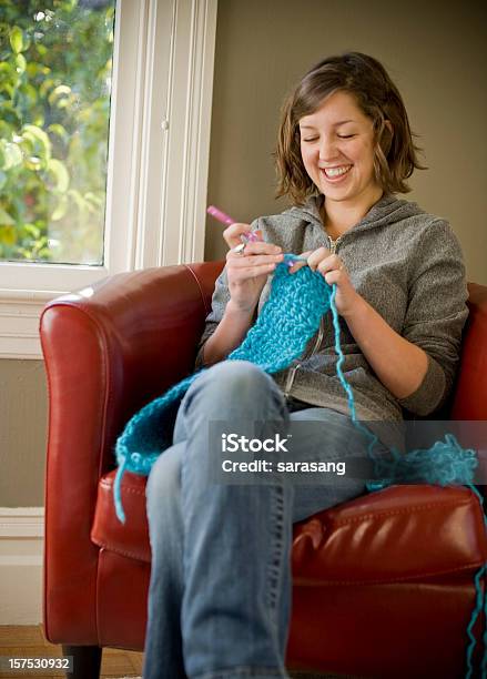 Mujer Joven Crochets Foto de stock y más banco de imágenes de Croché - Croché, Aprender, Hacer punto