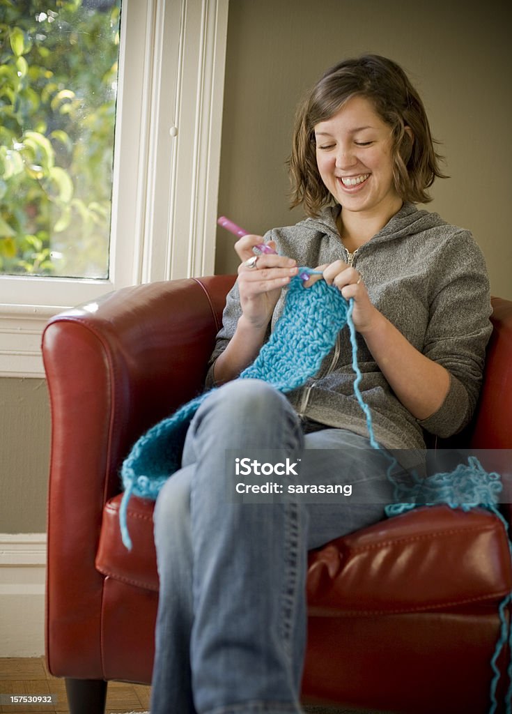 Crochets 젊은 여자 - 로열티 프리 크로셰 뜨개질 스톡 사진