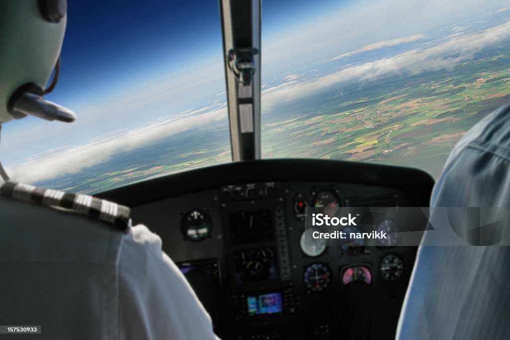 Widok z kabiny samolotu w trakcie lotu - Zbiór zdjęć royalty-free (Kabina)