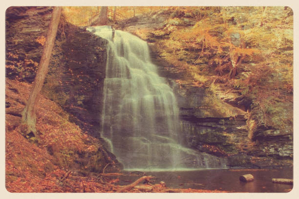 vintage de bushkill, pa cartão postal - natural phenomenon waterfall rock tranquil scene imagens e fotografias de stock