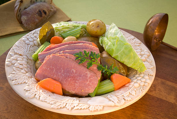 corned & vegetales, la carne de res brisket la cena del día de san patricio comida irlandés - pot roast pan roast beef meat fotografías e imágenes de stock