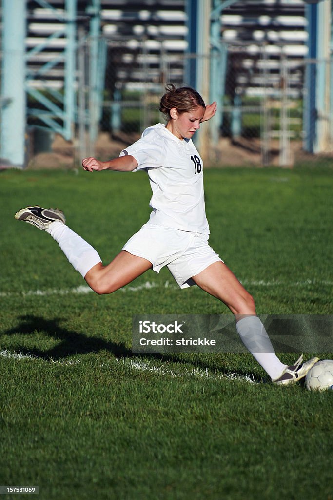 아름다운 Female Footballer 뉴욕시로 전원 킥, copyspace - 로열티 프리 십대 소녀 스톡 사진