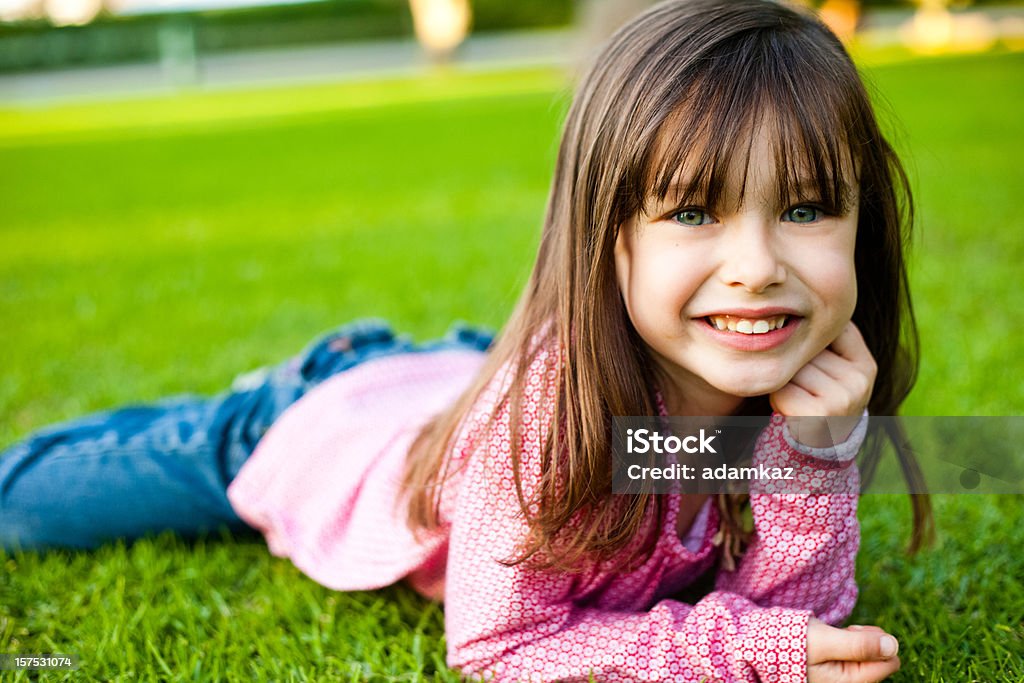 Вдумчивый молодая девушка в поле - Стоковые фото Беззаботный роялти-фри