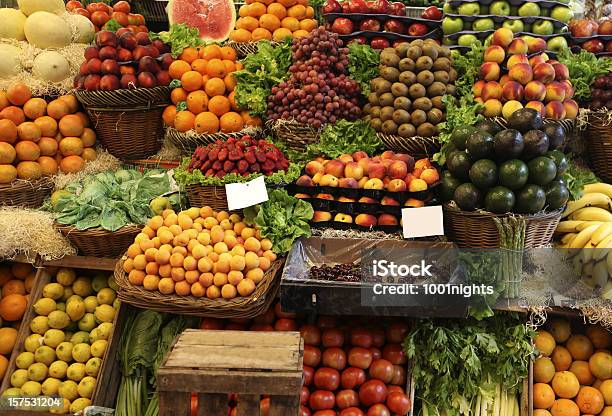 Свежие Фрукты — стоковые фотографии и другие картинки Овощной магазин - Овощной магазин, Арбуз, Базар