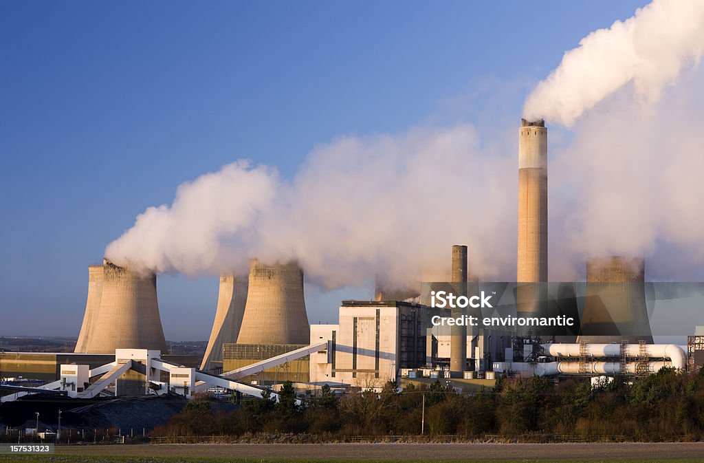 Carbón fueled power station. - Foto de stock de Carbón libre de derechos