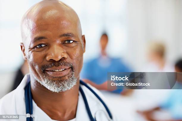 Foto de Masculino Médico Com Seus Colegas Na Parte De Trás e mais fotos de stock de 40-44 anos - 40-44 anos, 40-49 anos, Adulto