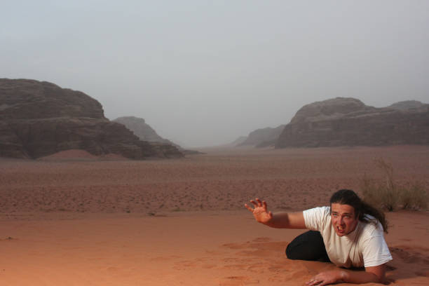 砂漠での - 這う　男性 ストックフォトと画像