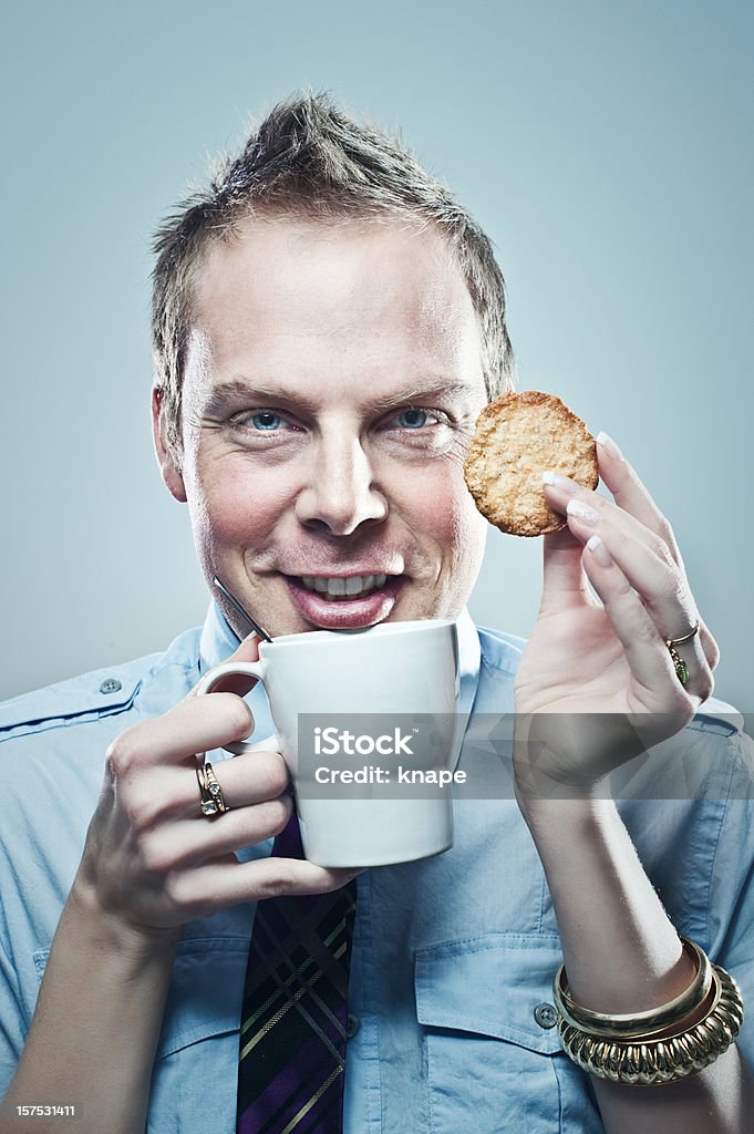 Homem com as mãos feminino tendo uma pausa para o café - Foto de stock de 25-30 Anos royalty-free