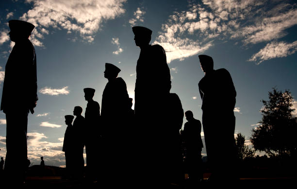 soldats d'ordre militaire - faire le salut militaire photos et images de collection