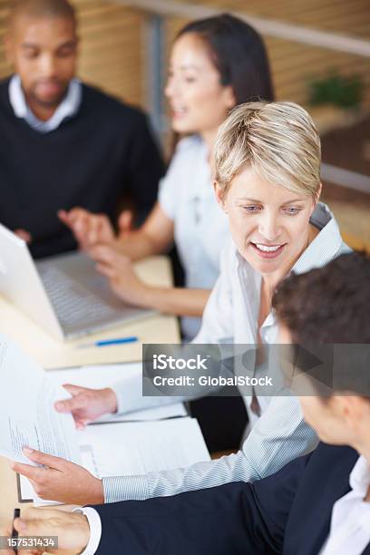 Empresarios Hablando En La Sala De Reuniones Foto de stock y más banco de imágenes de 30-34 años - 30-34 años, 30-39 años, Adulto