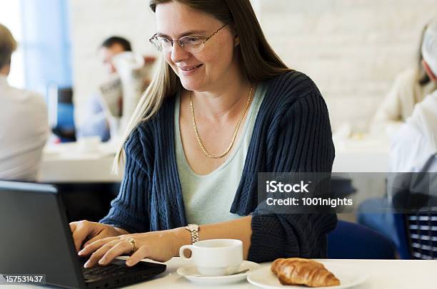 Kobieta Z Laptopem - zdjęcia stockowe i więcej obrazów 40-44 lata - 40-44 lata, Bar kawowy, Biznes