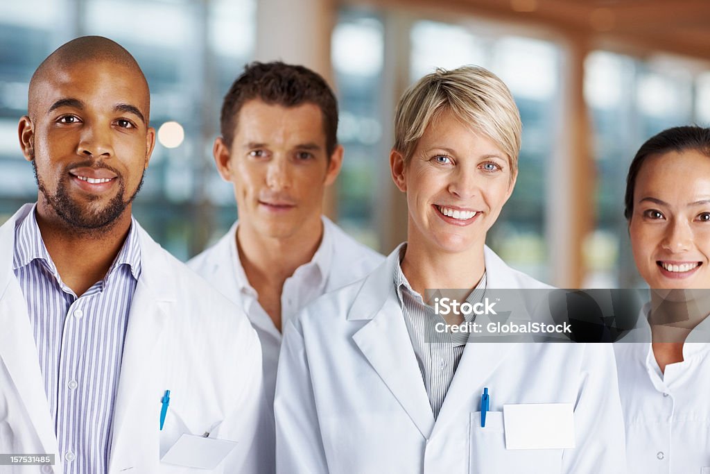 Confiante multi racial médicos sorrindo - Foto de stock de 20 Anos royalty-free