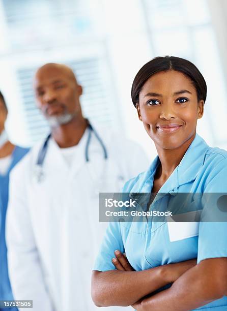 アフリカ系アメリカ人の看護師笑顔でお仕事仲間との背景 - 1人のストックフォトや画像を多数ご用意 - 1人, 20-24歳, 20代
