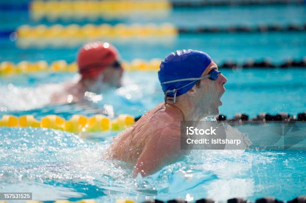 Photo libre de droit de La Piscine banque d'images et plus d'images libres de droit de Deux personnes - Deux personnes, Natation, 20-24 ans