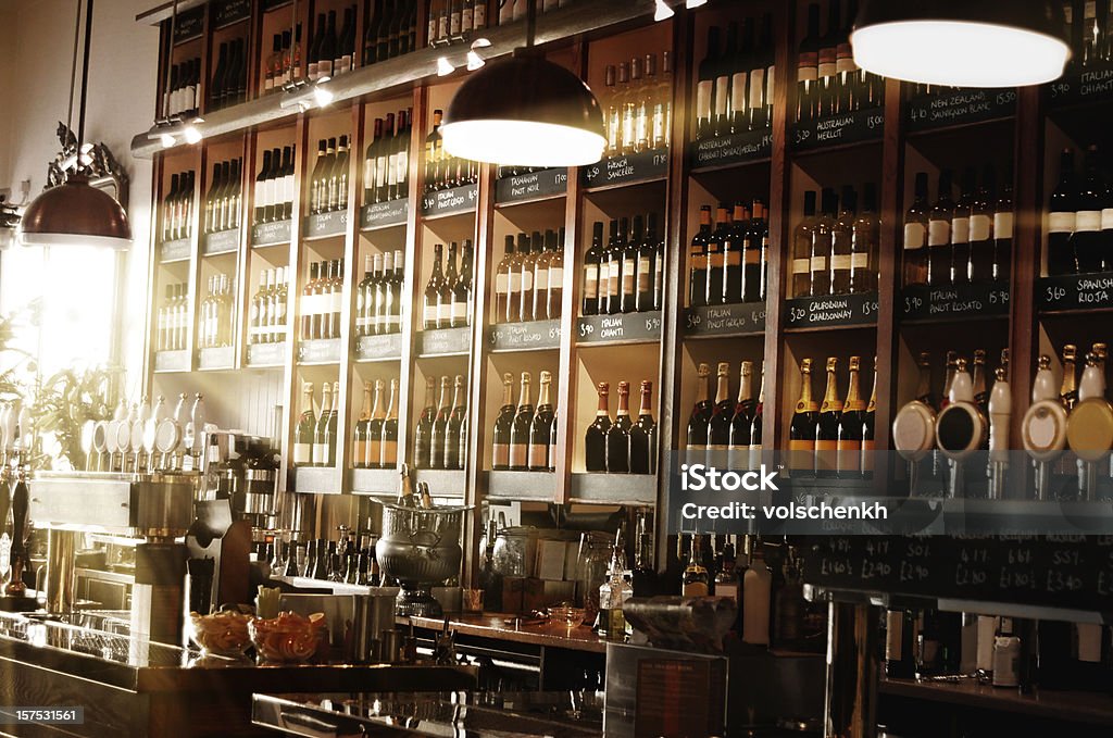 Bar internazionale del vino - Foto stock royalty-free di Wine bar