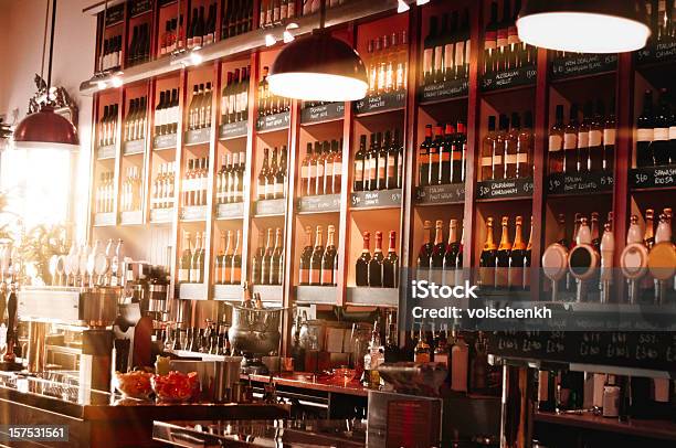 Foto de Bar De Vinhos Internacionais e mais fotos de stock de Bar de vinhos - Bar de vinhos, Balcão de bar, Bar