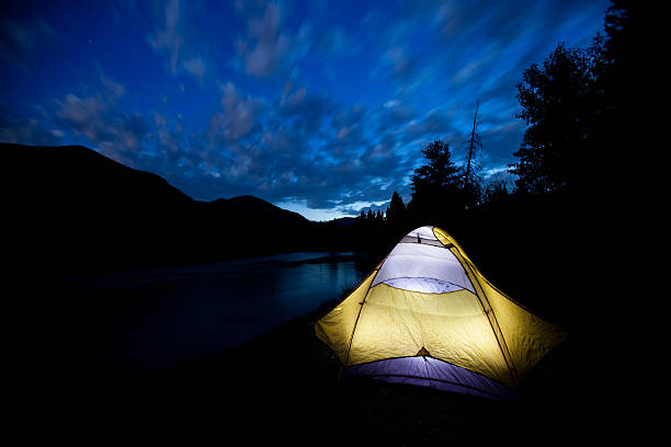 キャンプのテントで川の夕暮れ - camping hiking montana night ストックフォトと画像