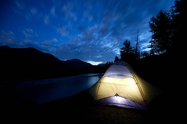 캠핑 만들진 텐트 by 강 at dusk - camping hiking night us glacier national park 뉴스 사진 이미지