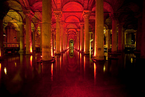 spülkästen finden vorrichtungen zum wassersparen verwendung - istanbul yerebatan saray reflection turkey stock-fotos und bilder