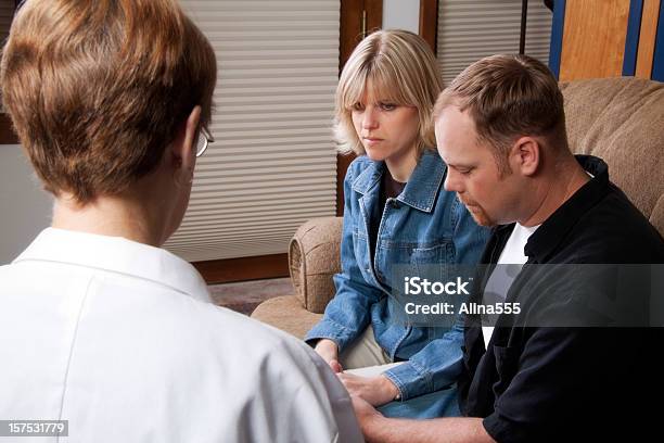 Photo libre de droit de Malheureux Couple Au Mariage Conseiller banque d'images et plus d'images libres de droit de Adulte - Adulte, Adulte d'âge moyen, Blouse de laborantin