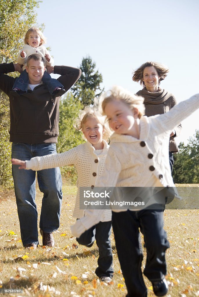 Joli, jeune famille heureuse - Photo de Famille avec trois enfants libre de droits