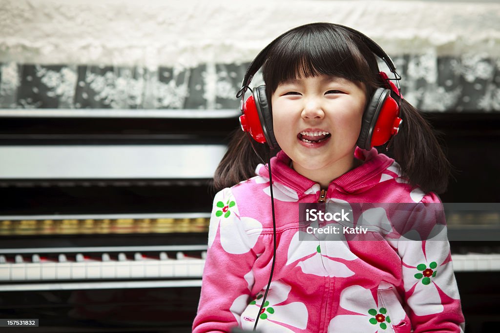 Наслаждаясь музыкой - Стоковые фото Корейского происхождения роялти-фри