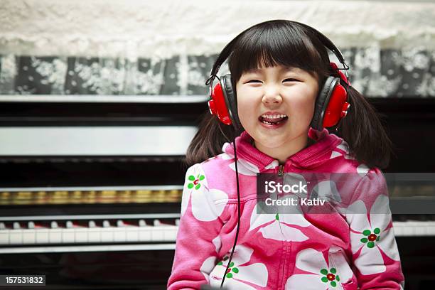 Наслаждаясь Музыкой — стоковые фотографии и другие картинки Корейского происхождения - Корейского происхождения, Петь, Ребёнок