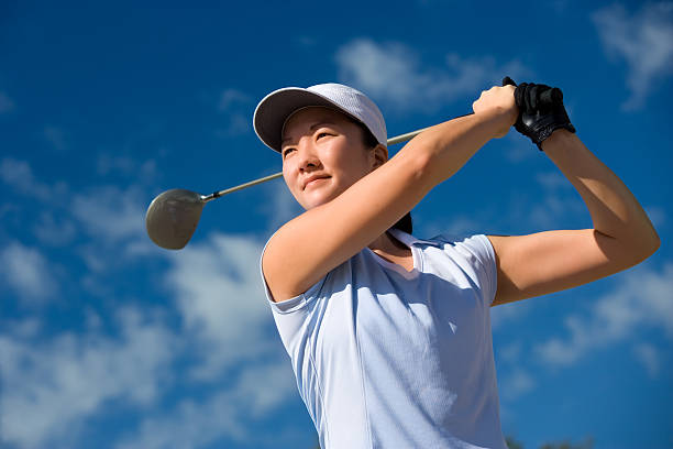 젊은 여성 골프 티오프 - golf women female concentration 뉴스 사진 이미지