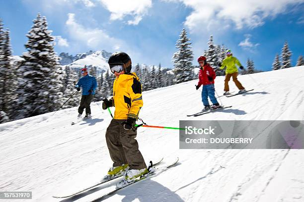 Photo libre de droit de Ski En Famille banque d'images et plus d'images libres de droit de Ski - Ski, Famille, Paire de skis