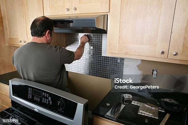 Instalación De Cocina Back Splash Foto de stock y más banco de imágenes de Baldosa - Baldosa, Instalar, Ampliación de casa