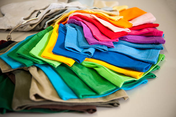 colori della t-shirt - polo shirt multi colored clothing variation foto e immagini stock