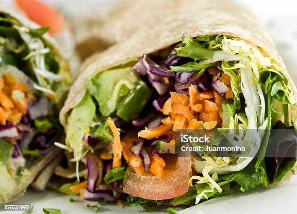 Photo libre de droit de Lavocat Et Légumes Bio Sandwich Wrap banque d'images et plus d'images libres de droit de Carotte - Carotte, Sandwich Wrap, Aliment