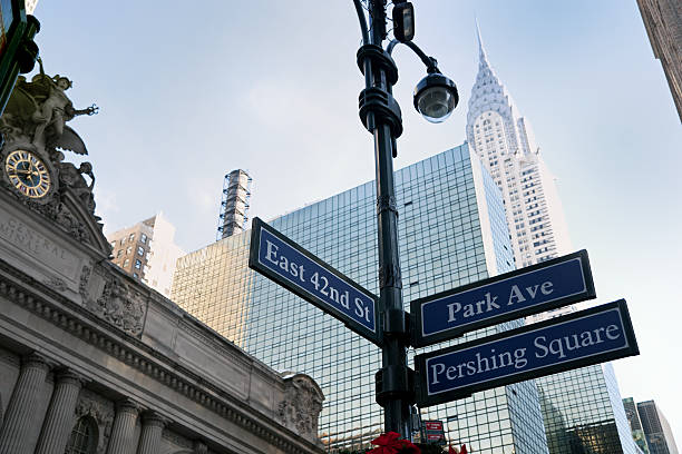 chrisler edificio e dalla stazione centrale - chrysler building grand central station built structure midtown manhattan foto e immagini stock