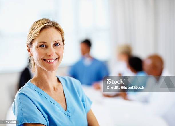 Kobieta Chirurg Uśmiechając Się Z Kolegami Na Plecach - zdjęcia stockowe i więcej obrazów Blond włosy