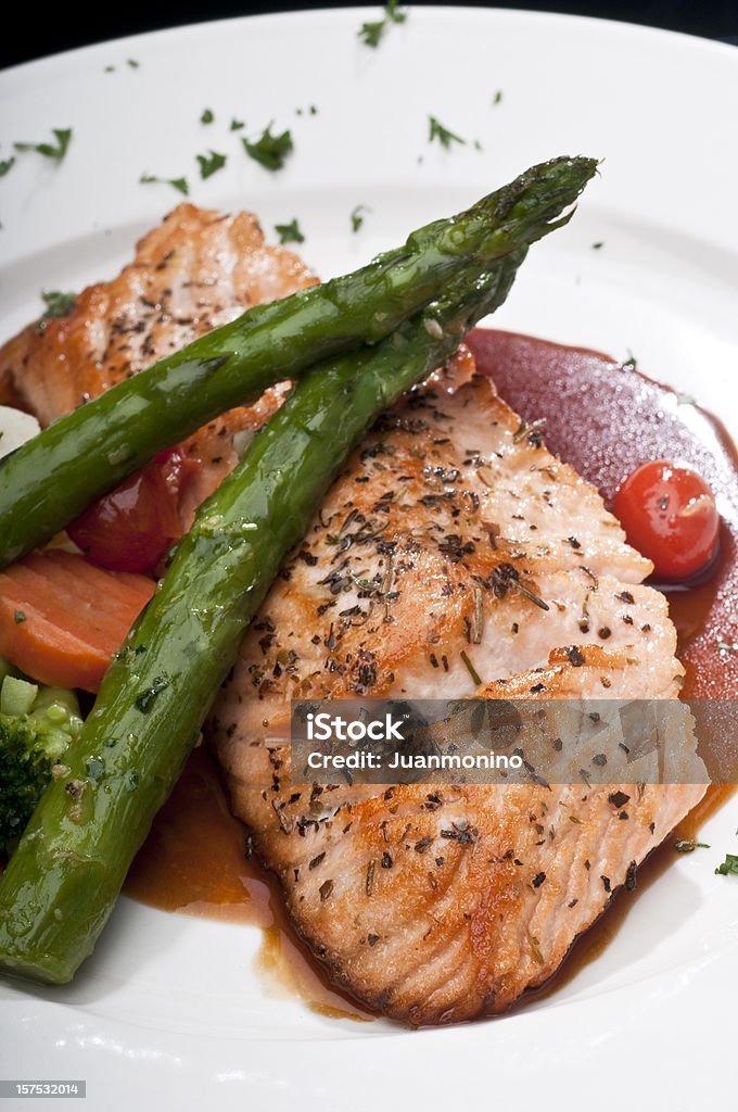 Salmón adobado en salsa de hierbas - Foto de stock de Salmón - Pescado libre de derechos