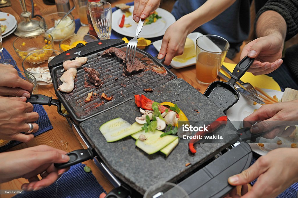 Mainstream Verdwijnen pin People Eating Raclette Grill And Hands Stock Photo - Download Image Now -  Raclette, Dinner, Cheese - iStock