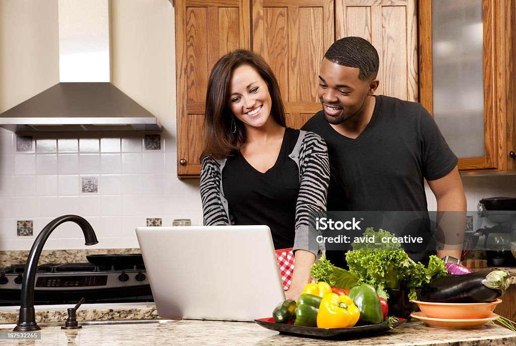 Technologie: Mixed Race Couple in Kitchen - Lizenzfrei Das Leben zu Hause Stock-Foto