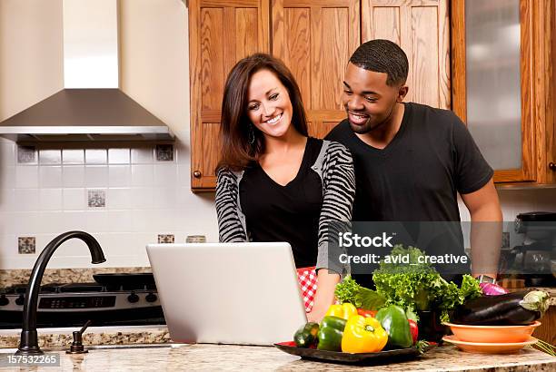 Technologie Mixed Race Couple In Kitchen Stockfoto und mehr Bilder von Das Leben zu Hause - Das Leben zu Hause, Forschung, Paar - Partnerschaft